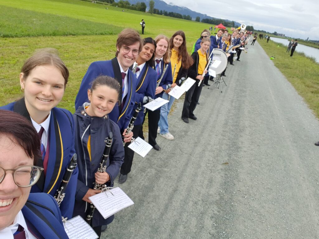 Der Musikverein Balgach verstärkt durch Jugendmusikantinnen anlässlich des Weltrekord der Blasmusik am So. 25. August auf dem Rheindamm bei Montlingen. Durchgeführt anlässlich 100 Jahre St. Galler Blasmusikverband & 100 Jahre Vorarlberger Blasmusikverband